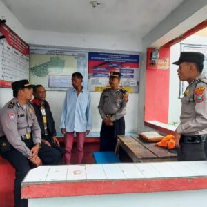 Sat Binmas Polres Pematangsiantar Sambang Kamtibmas Di Pos Kamling ,Sampaikan Tingkatkan Kewaspadaan