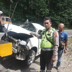 Polsek Parapat Evakuasi Korban Kecelakaan Tunggal di Jalan Lintas Pematangsiantar-Parapat, Empat Orang Luka-luka