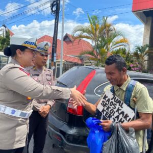 Sat Lantas Polres Pematangsiantar Berbagi Nasi Bungkus Kepada Warga