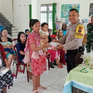 Bhabinkamtibmas Simalungun Hadiri Pemberian Makanan Tambahan Kepada Masyarakat