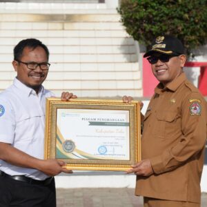 Pemerintah Kabupaten Toba Raih Penghargaan Universal Health Coverage dari BPJS Kesehatan