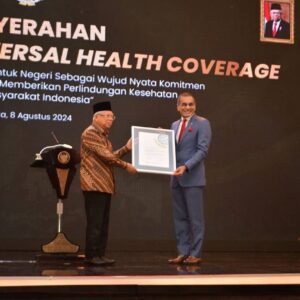 Wapres Ma’ruf Amin Berikan Penghargaan UHC Awards kepada 493 Kepala Daerah