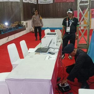 Polres Pematangsiantar Bersama Sat Brimob Sterilisasi Venue Cabor Tinju di Gedung Serbaguna UHKBPNP