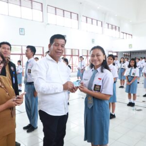 Pemerintah Kabupaten Simalungun Bagikan E-KTP Pemula Melalui Disdukcapil Simalungun untuk Siswa SMA