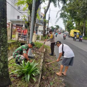 Ciptakan Lingkungan Bersih, TNI-Polri Bersama Warga Laksanakan Gotong Royong