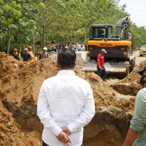 Ditemui Warga Keluhkan Jalan Longsor, RHS Langsung Respon dan Ikut Marharoan Bolon