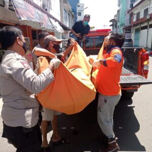 Penemuan Mayat di Emperan Kedai Indah Kopi, Polsek Siantar Barat Olah TKP