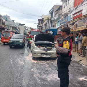 Sat Samapta Polres Pematangsiantar Amankan Lokasi Kebakaran Mobil di Jalan Wahidin