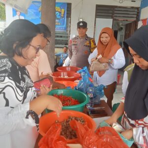 Monitoring Operasi Pasar Murah, Bhabinkamtibmas Kelurahan Suka Maju Lakukan Pengawasan dan Penyuluhan