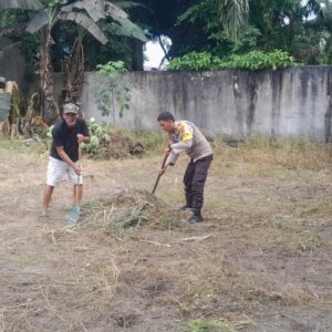 Dukung Ketahanan Pangan, Bhabinkamtibmas Kelurahan Toba Dorong Warga Bersihkan Lahan Losong