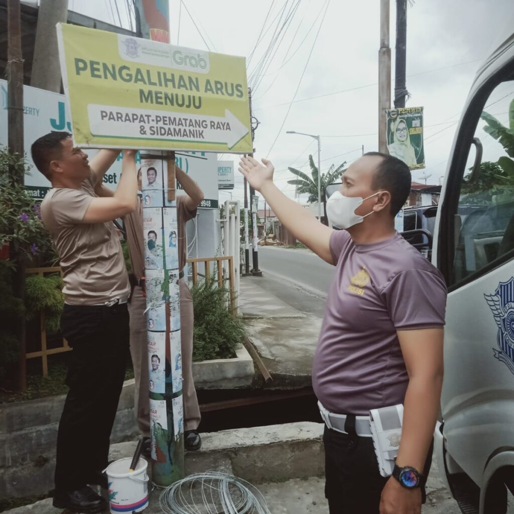 Ops Lilin Toba 2024, Sat Lantas Polres Pematangsiantar Pasang Spanduk Imbauan dan Petunjuk Arah Jalan Alternatif