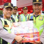 Menambah Semangat, Kapolres Pematang Siantar Berikan Bingkisan Natal di Pos Yan dan Pos Pam Ops Lilin Toba 2024